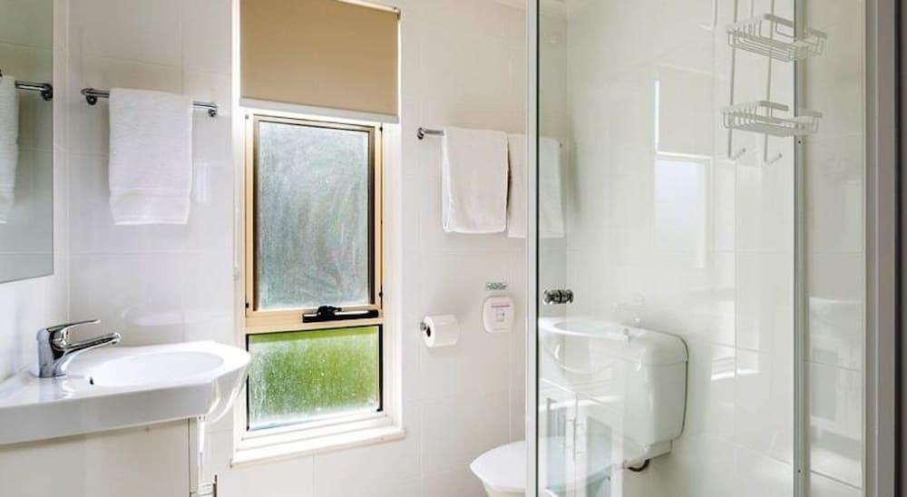 Glenelg Holiday Apartments - Bathroom