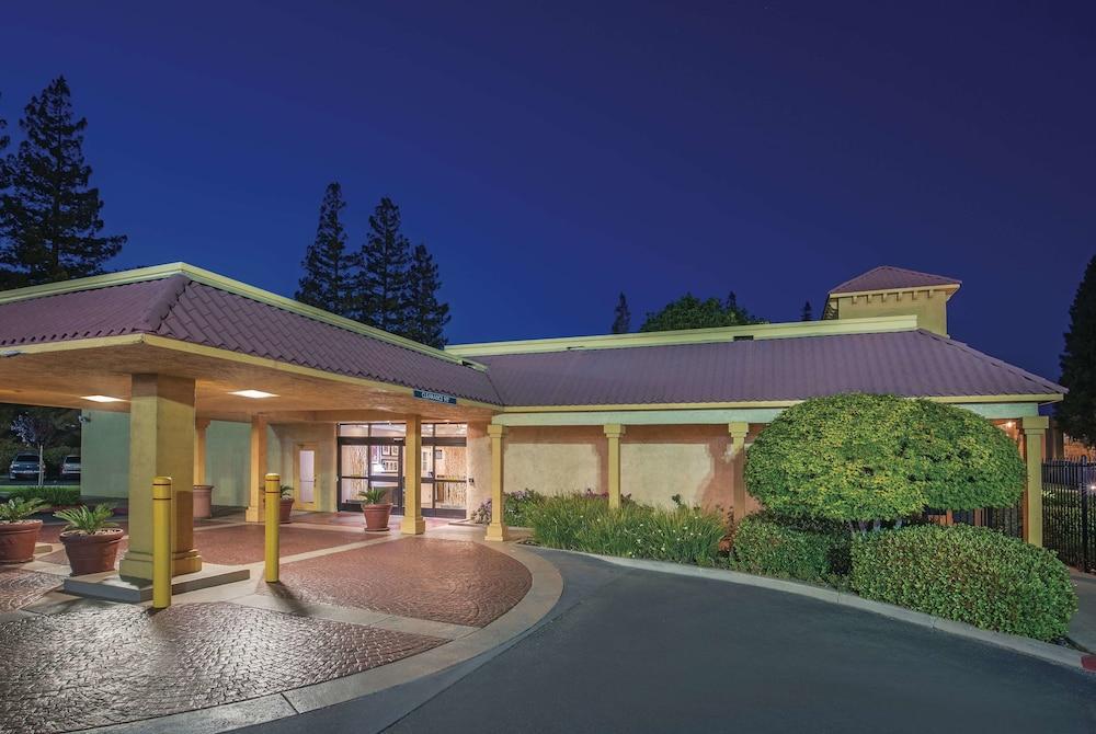 Howard Johnson by Wyndham Sacramento Downtown - Featured Image