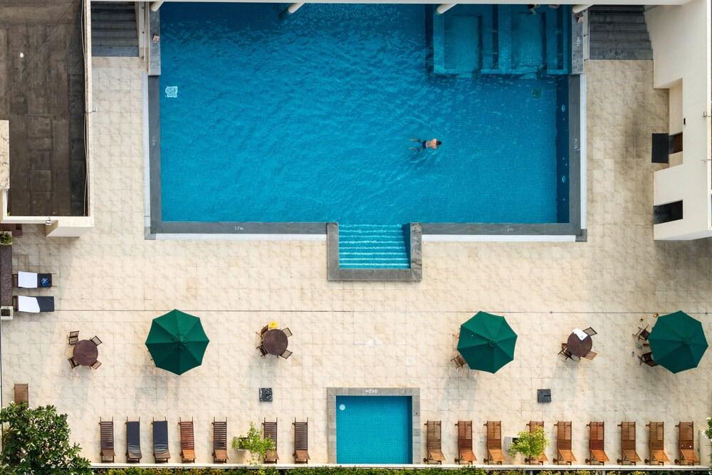 Colombo Residencies - Outdoor Pool