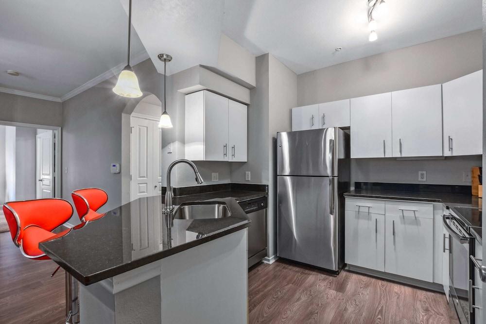 Cozysuites Bold 2BR 2BA at Cityplace - Interior