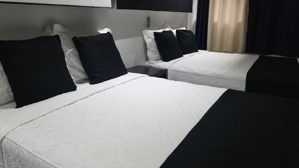 Hotel Dluxe & Suites - Room