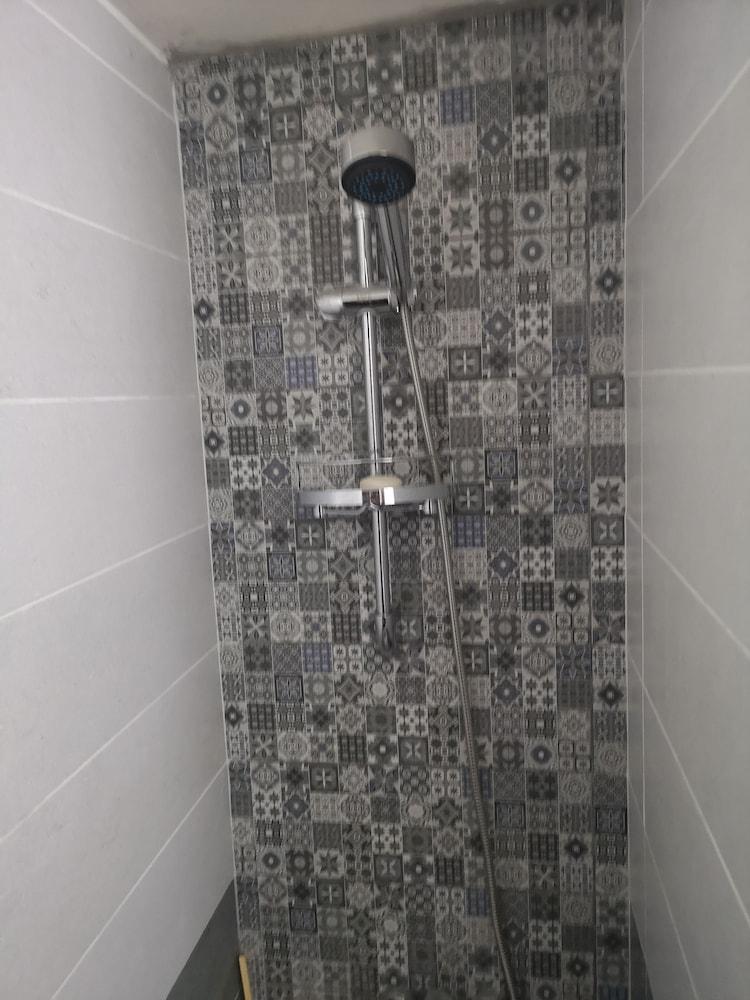 شقة فاخرة في مار روكز بيروت - Bathroom Shower