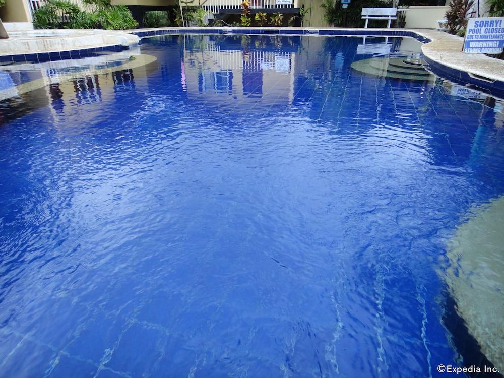 Blue Lagoon Inn & Suites - Outdoor Pool