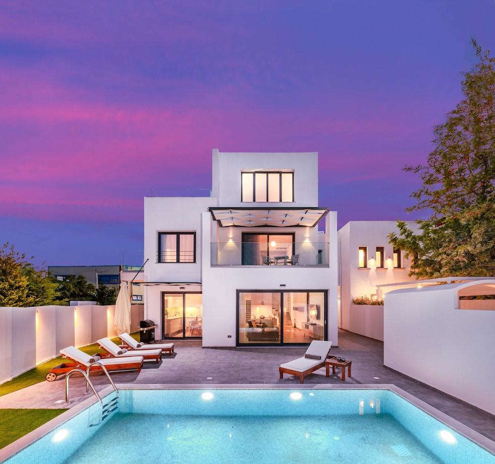 Blue Harmony Luxury Villas - Featured Image