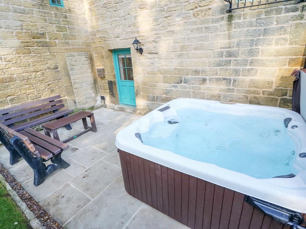 Weaver's Cottage - Outdoor Spa Tub