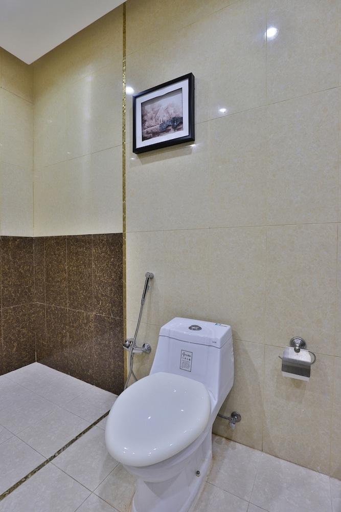 OYO 297 Devoli Casa Furnished Suites - Bathroom