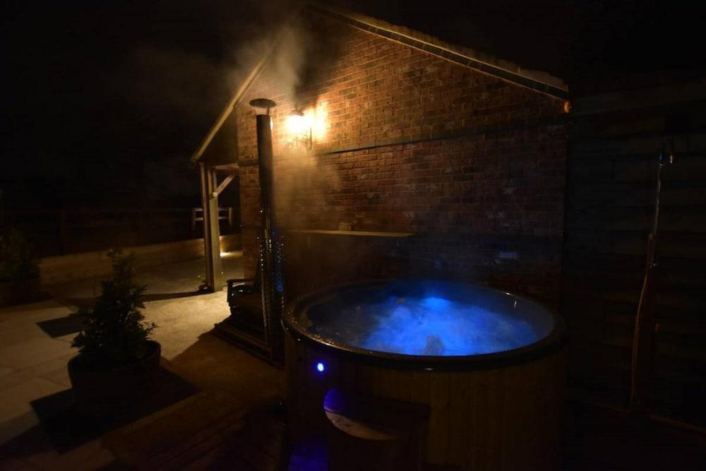 Oak Tree Stables - Outdoor Spa Tub