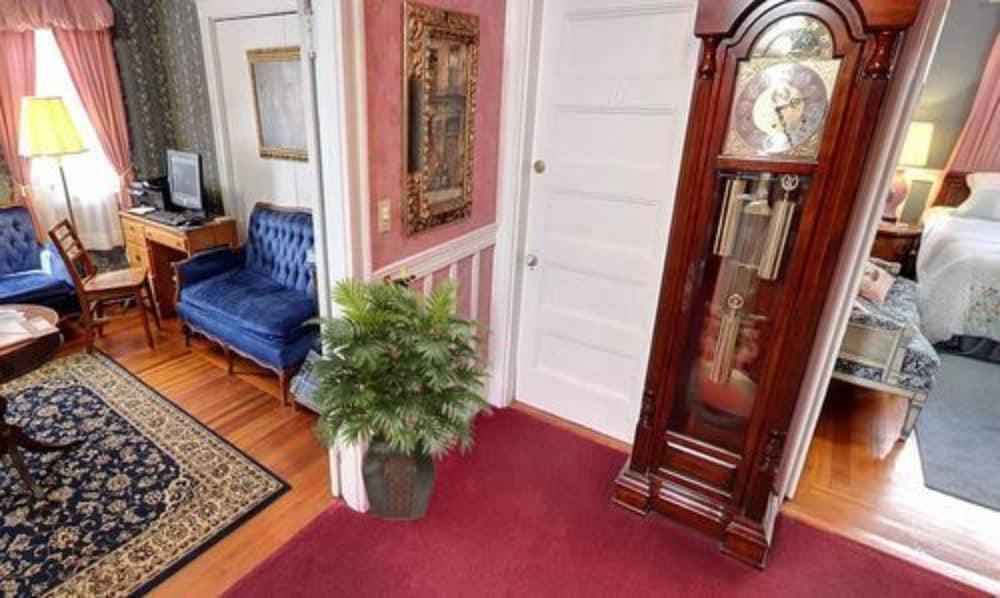 Coolidge Corner Guest House - Interior