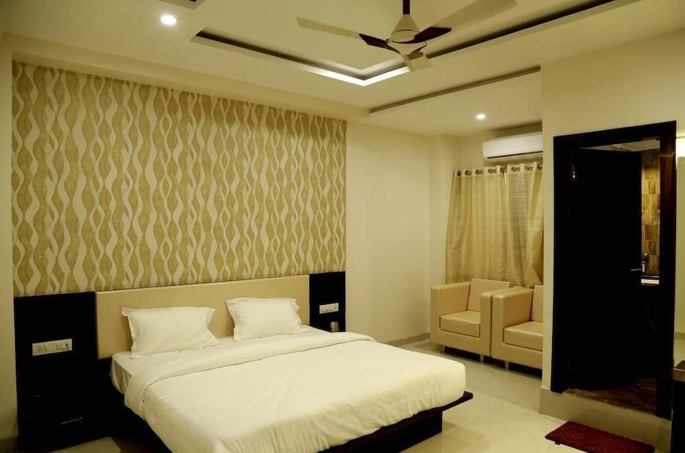 Hotel Kamad Giri - Room
