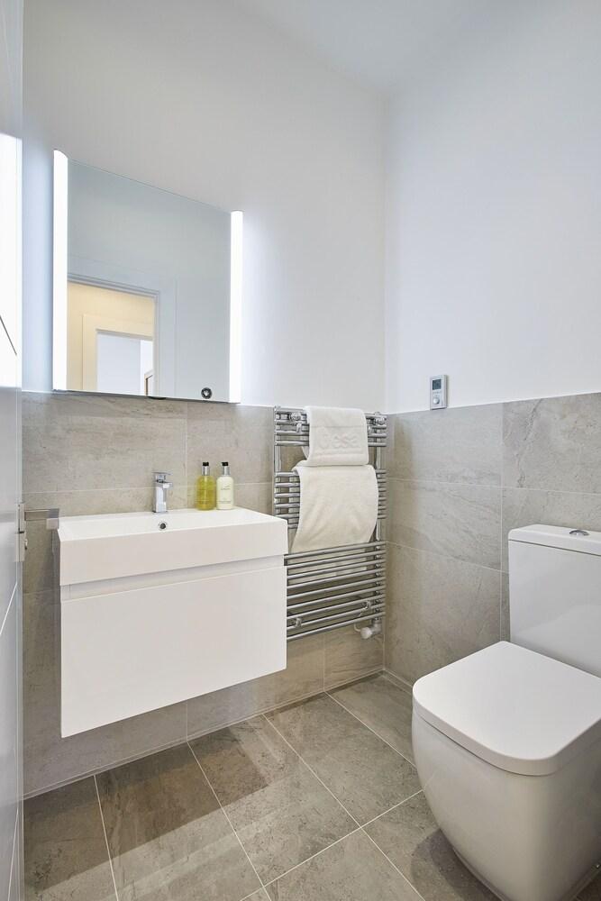 Brewery House by Viridian Apartments - Bathroom