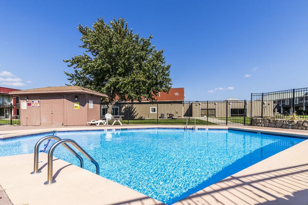 Countryside Suites Kansas City Independence I-70E Sports Complex Hotel - Outdoor Pool