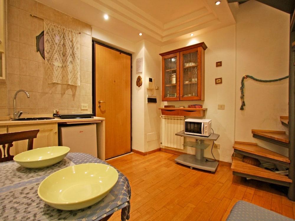 Travel & Stay - Pianellari - In-Room Dining