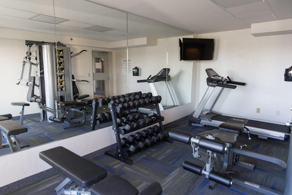 Holiday Inn Express & Suites Brampton, an IHG Hotel - Fitness Facility