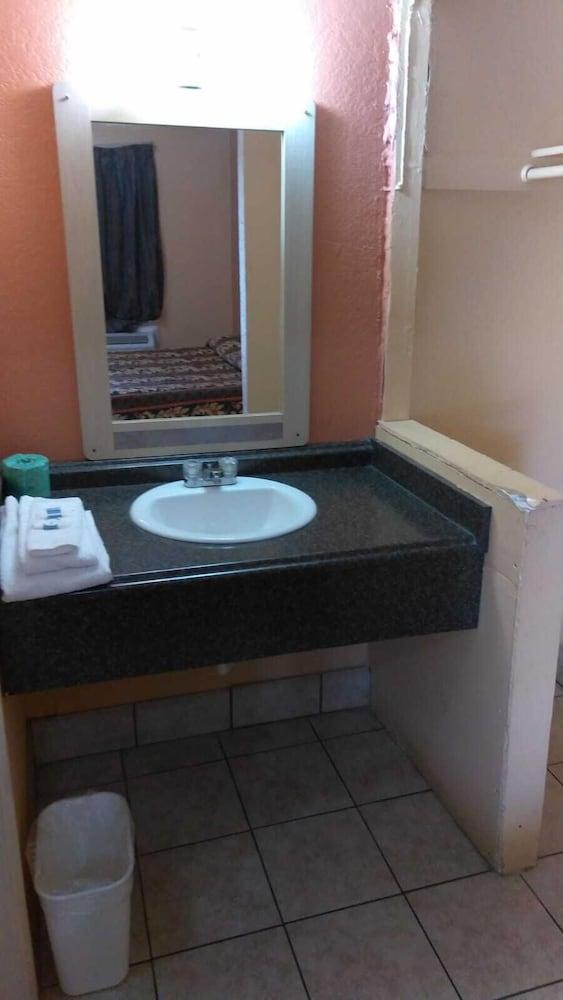 أبرام إن - أرلينجتون - Bathroom Sink