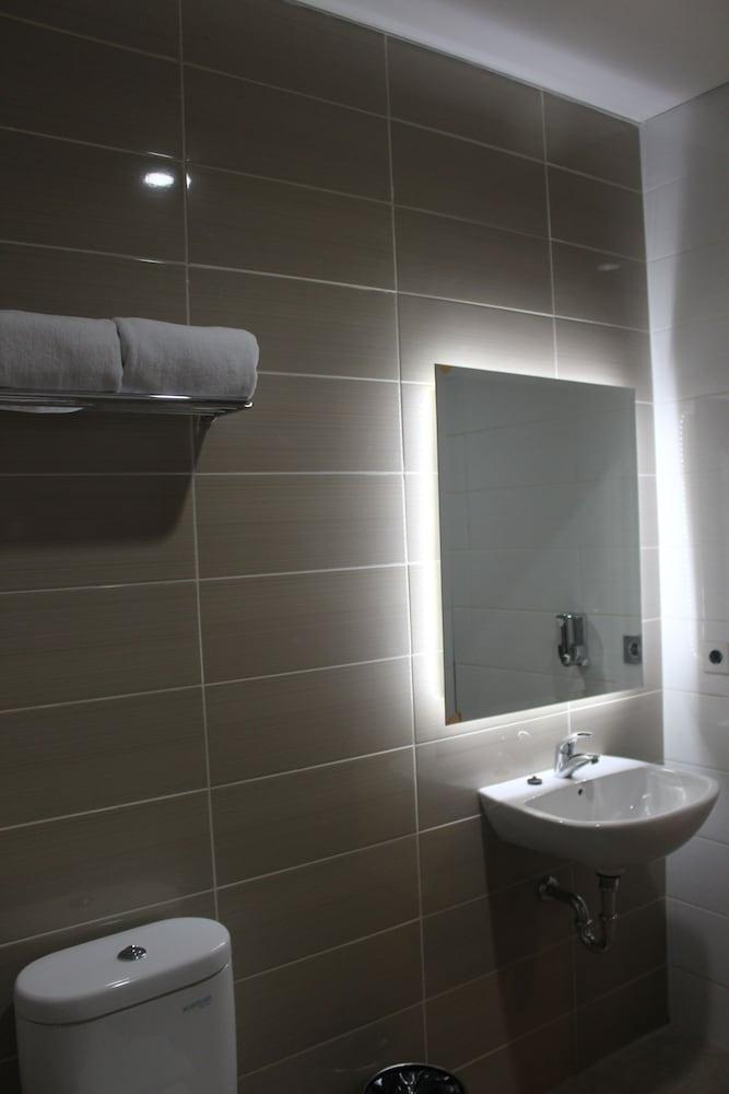 Opi Indah Hotel - Bathroom