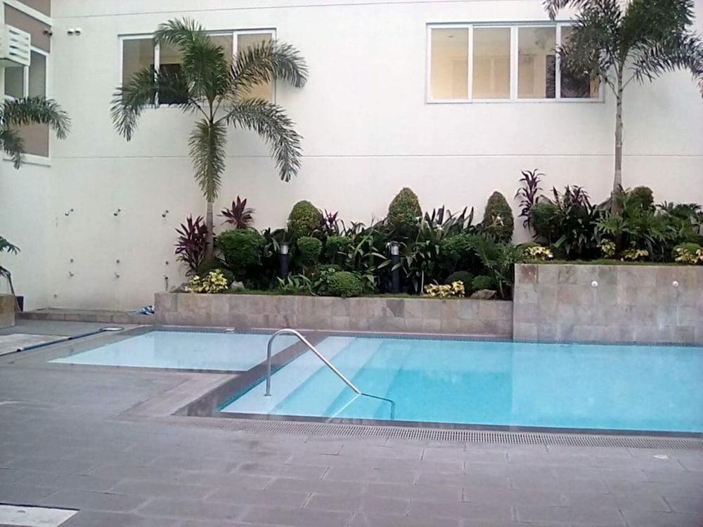 Stanford Suites - Outdoor Pool