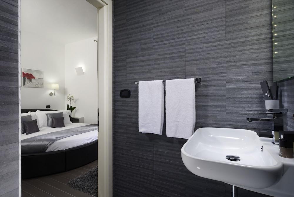 Gregorio VII Luxury Suites - Bathroom