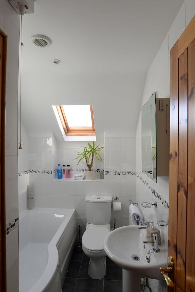 Shamrock Cottage - Bathroom