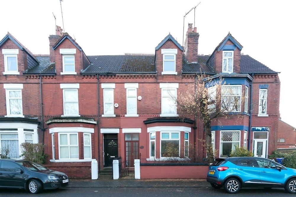 6 Bed House near Manchester - Featured Image