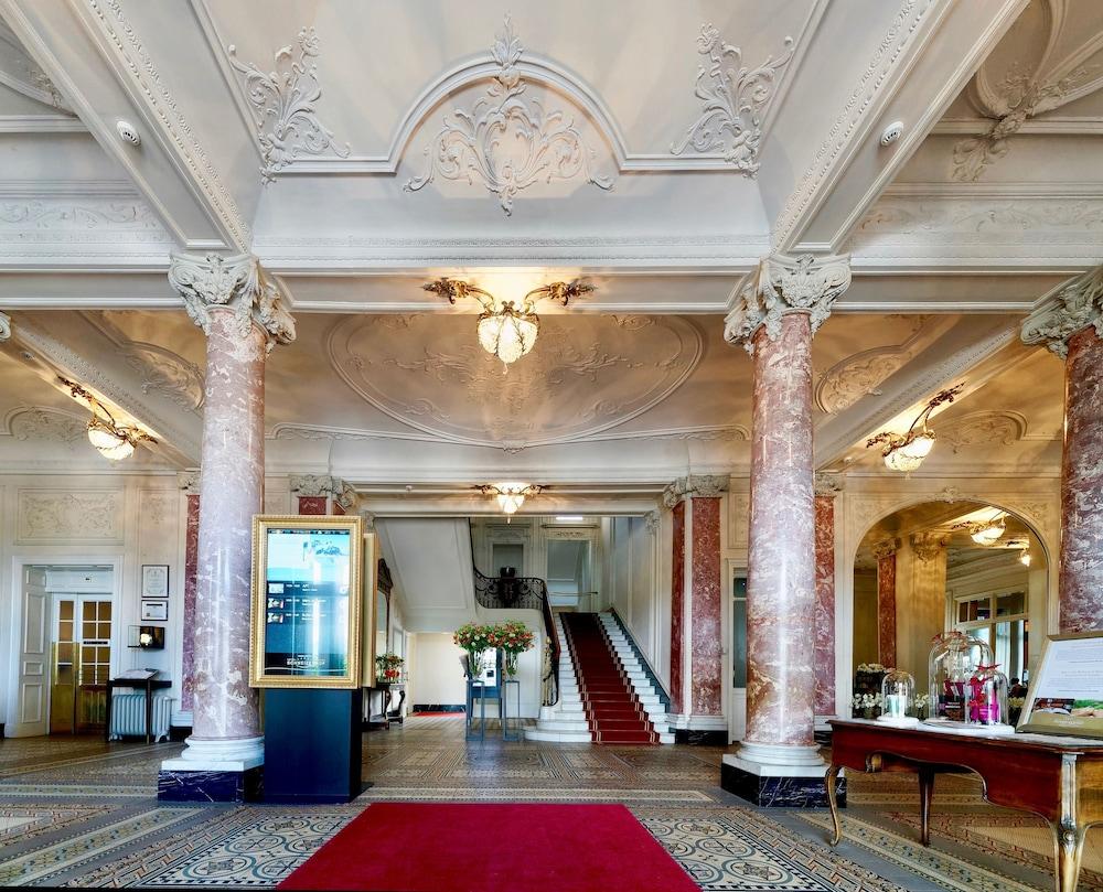 Hotel Schweizerhof Luzern - Interior Entrance