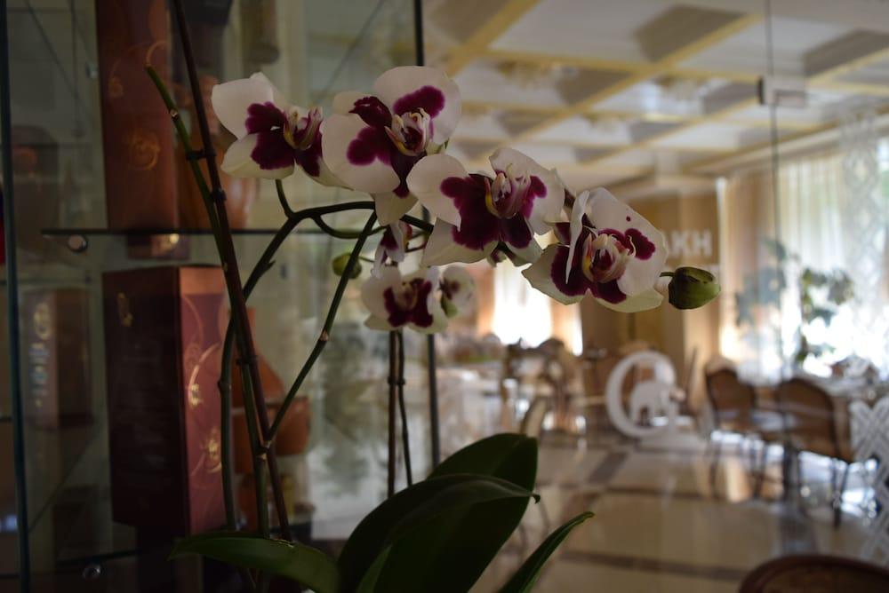 Artsakh Hotel - Interior Entrance