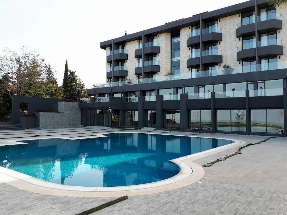 Le Pave Residences - Outdoor Pool