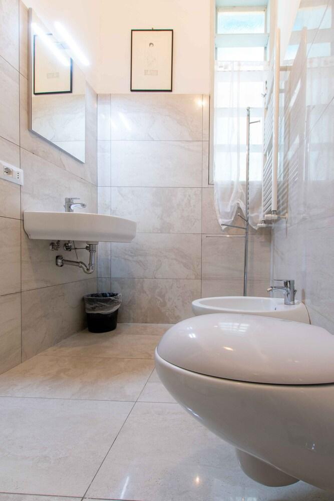 Sant'Ivo Apartments - Bathroom Sink