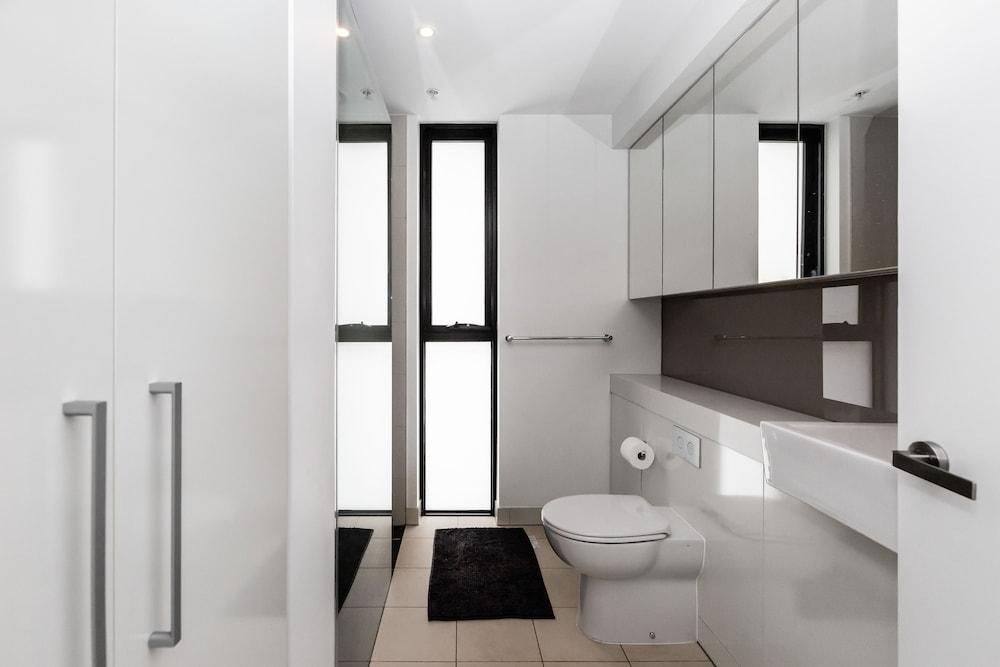 Sky 1 BDR South Yarra Apartment - Bathroom