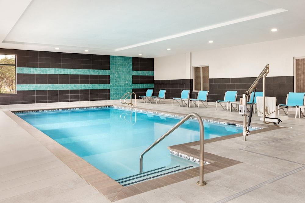 Holiday Inn Express Hotel & Suites Norfolk Airport, an IHG Hotel - Pool