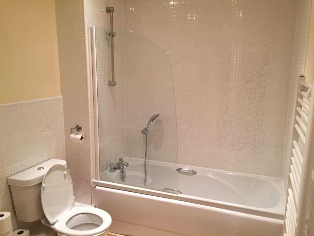 Leamington Spa Serviced Apartments - Avoncroft - Bathroom