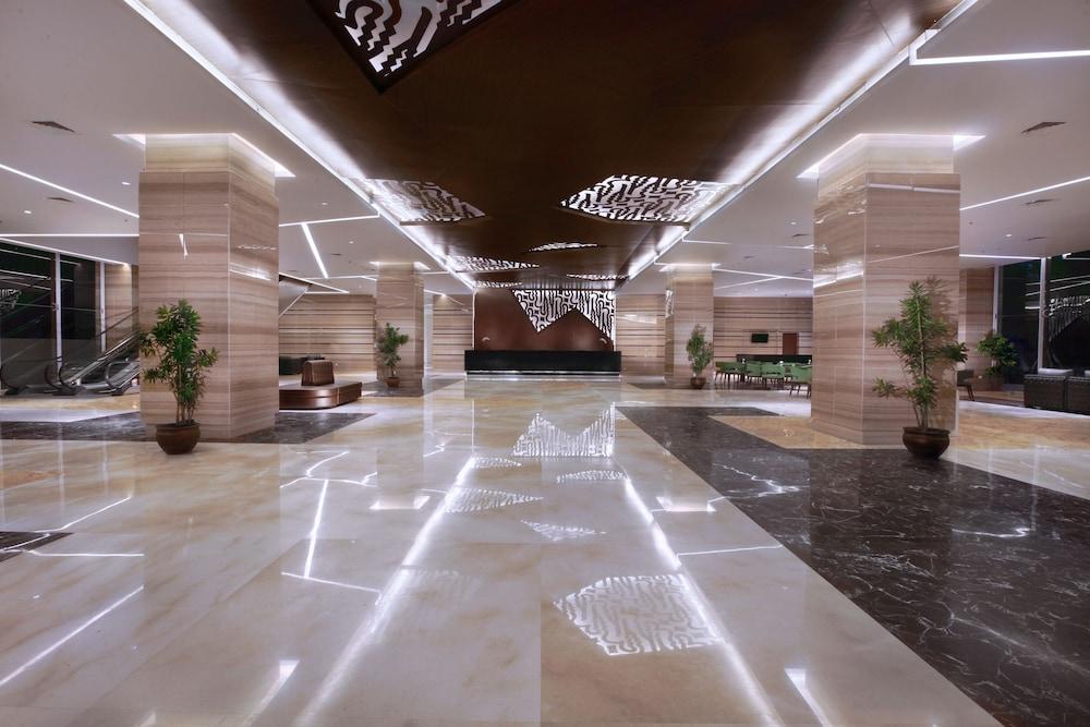 The Alana Hotel and Convention Center - Solo by Aston - Interior Entrance