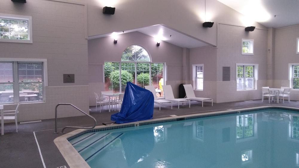 كانتري إن آند سويتس باي راديسون، روانوك، فرجينيا - Indoor Pool