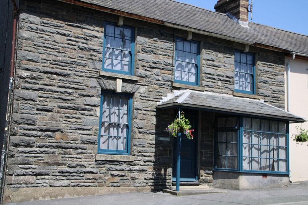 Country Stone/slate House in Tiny Market Village - Exterior