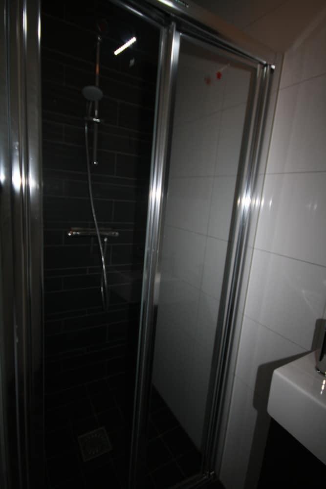 Luxury Apartments ll - Bathroom Shower