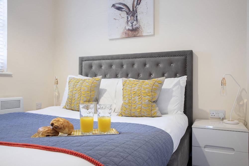 Elliot Oliver - 2 Bedroom Modern Apartment - Featured Image