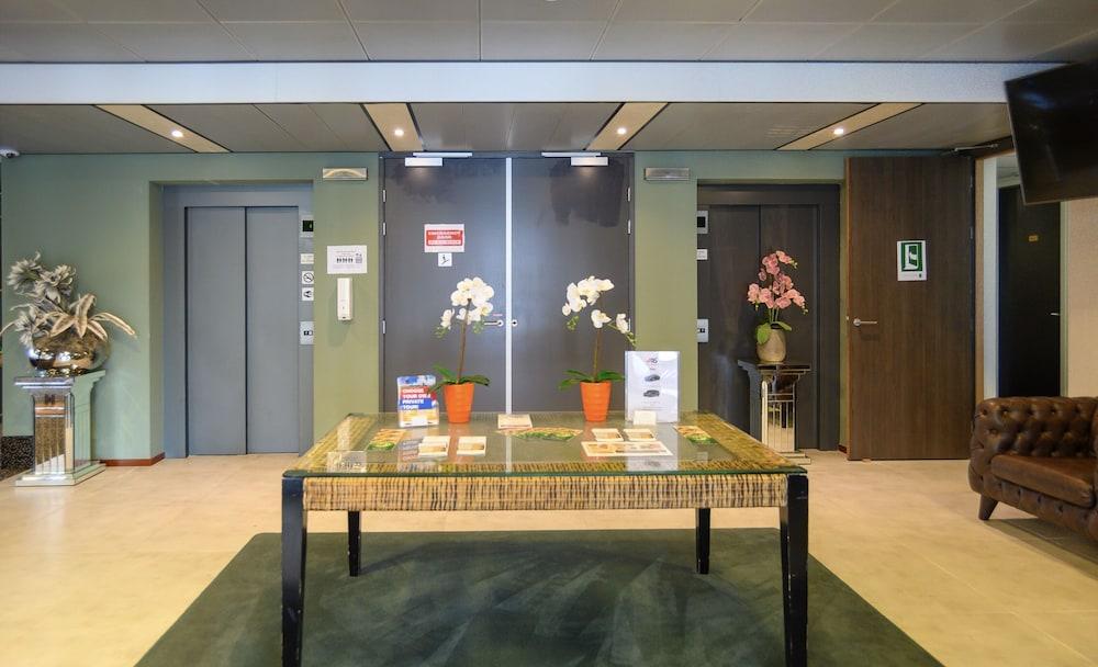 Hyde Park Residence Amsterdam Airport - Interior Entrance