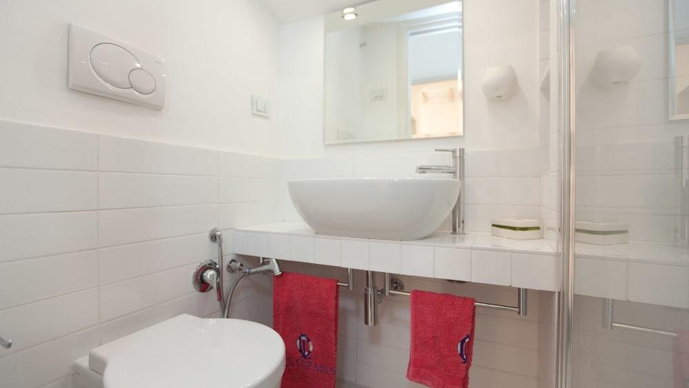 Rental In Rome Beato Angelico Apartment - Bathroom