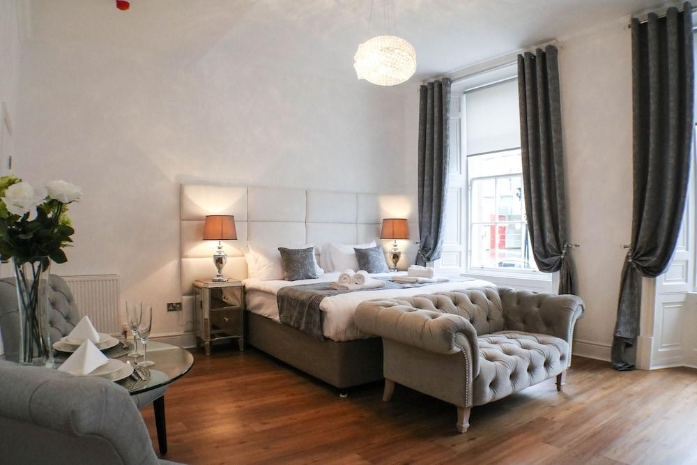 Edinburgh Castle Apartments and Suites - Featured Image