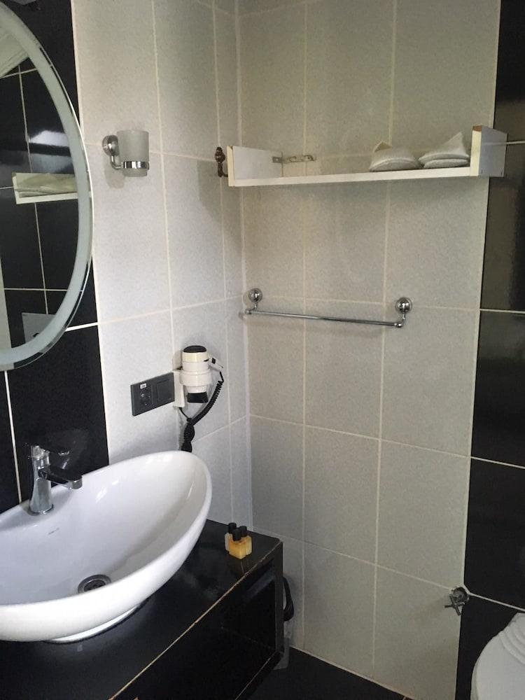 Lovcen House Hotel - Bathroom