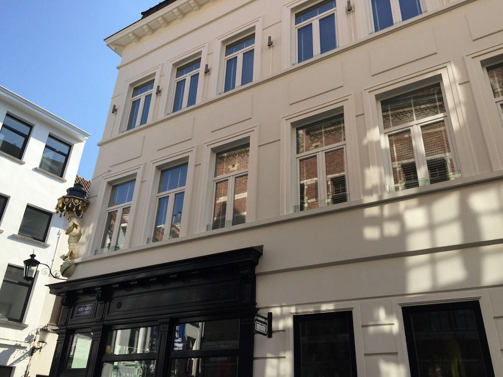 Antwerp Business Suites - Property Grounds