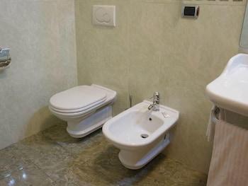 ديبيندانس هوتل دي كونسولي - Bathroom