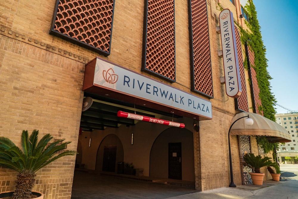 Riverwalk Plaza - Exterior