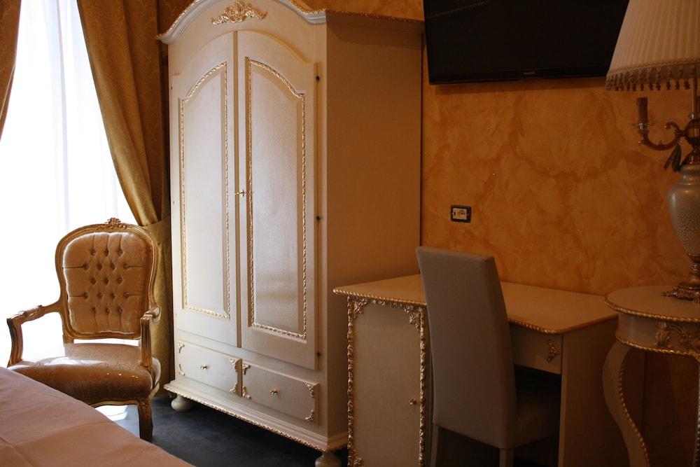Pope's Suites - Room