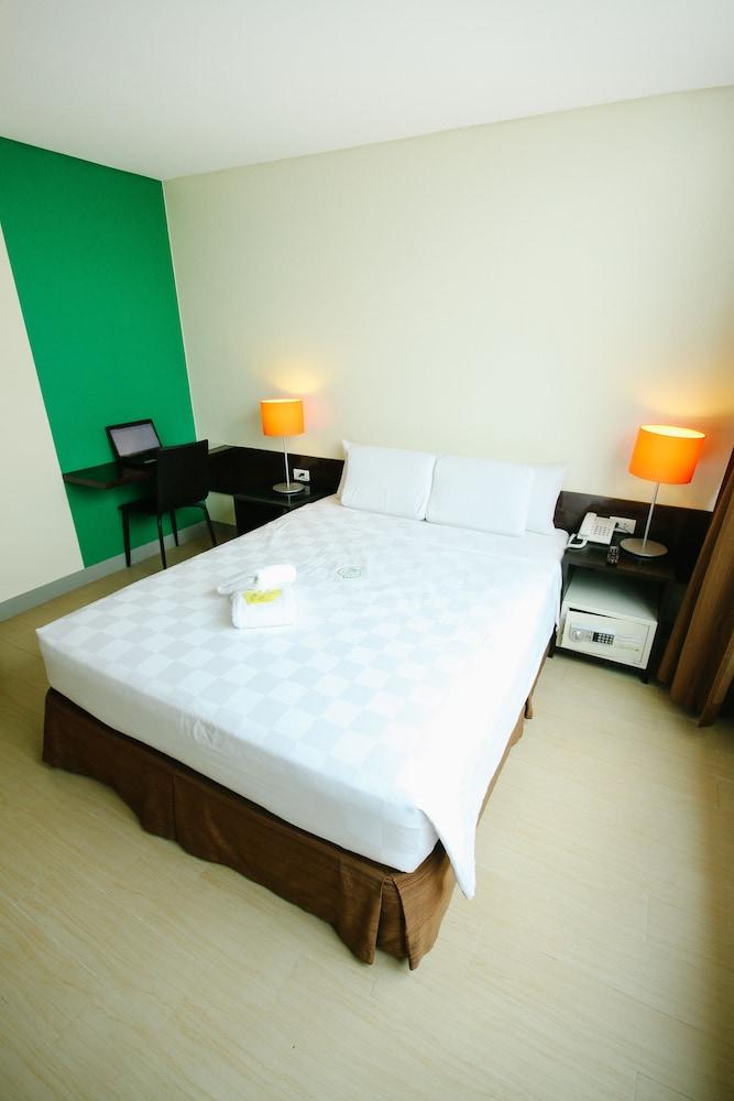 Go Hotels Plus Mandaluyong - Room
