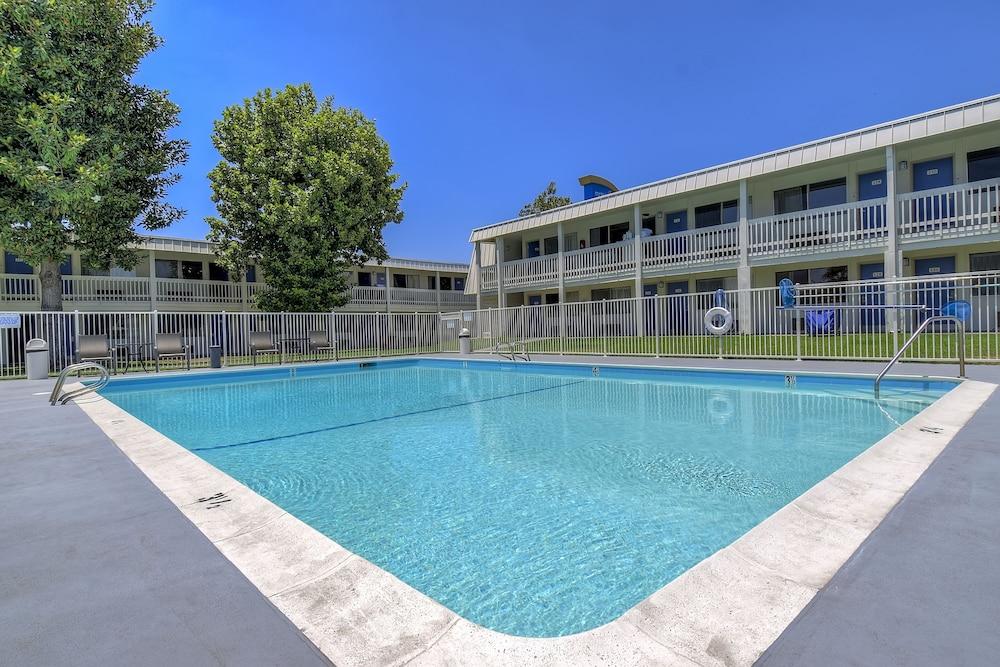 Motel 6 Claremont, CA - Outdoor Pool