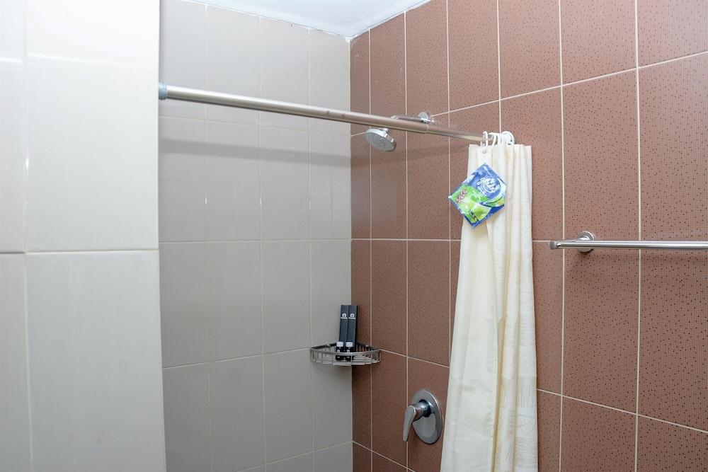 Homey And Cozy Living 1Br Apartment At Atlanta Residences - Bathroom