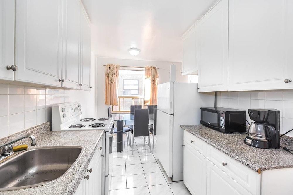 Magnificent Condo at Leaside - 10 Mins to Downtown - Private kitchen