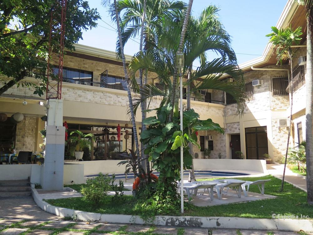 Vacation Hotel Cebu - Property Grounds