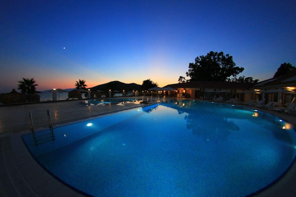 Palm Bay Beach Hotel - Outdoor Pool