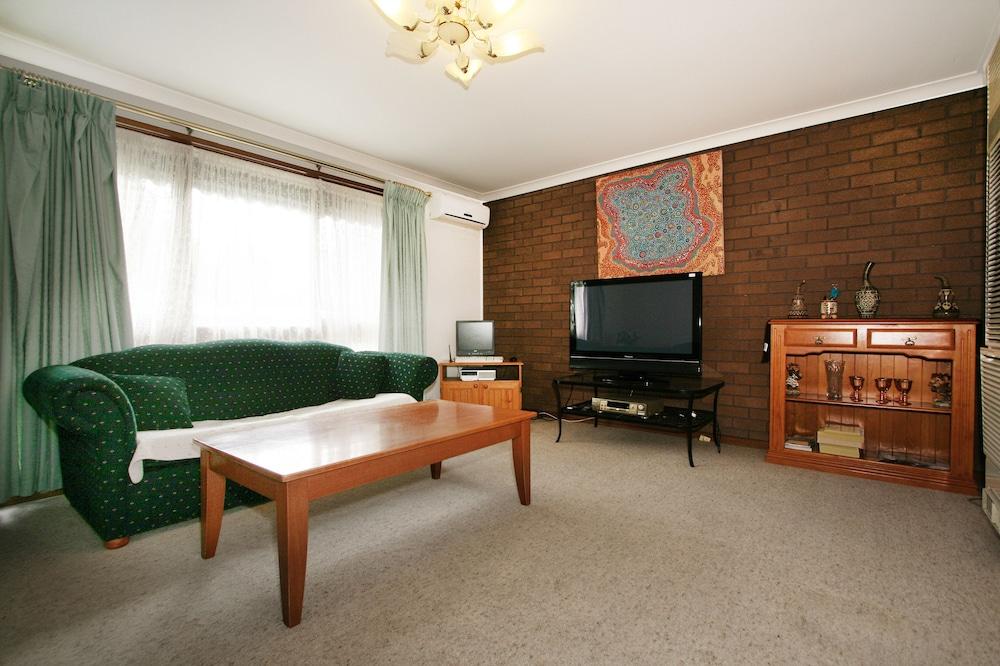 40 Thames Holiday Unit - Living Room
